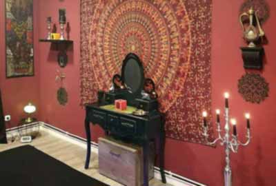 Nina´s Praxis Atelier Jameen mit Leuchtern und Wandschmuck. Wunderschön dekorierter Empfangsraum mit warmen Farben.